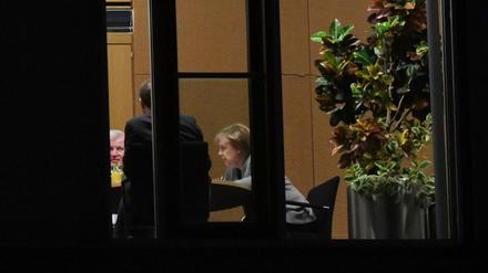 Bayerns Ministerpräsident Seehofer, CSU-Landesgruppenchef Dobrindt und Bundeskanzlerin Merkel vor dem Spitzentreffen mit der SPD. 