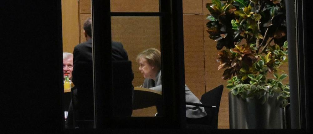 Bayerns Ministerpräsident Seehofer, CSU-Landesgruppenchef Dobrindt und Bundeskanzlerin Merkel vor dem Spitzentreffen mit der SPD. 