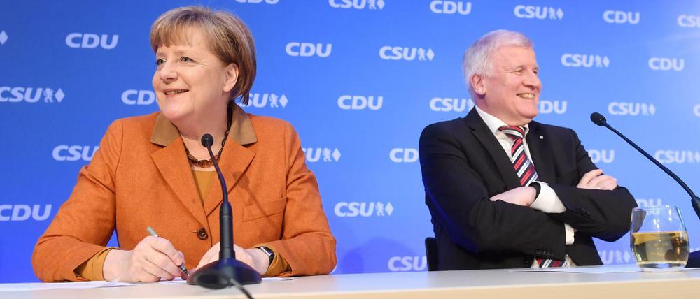 Bundeskanzlerin Angela Merkel (CDU) und der bayerische Ministerpräsident Horst Seehofer (CSU) wollen zusammen Wahlkampf machen. Aber wie?