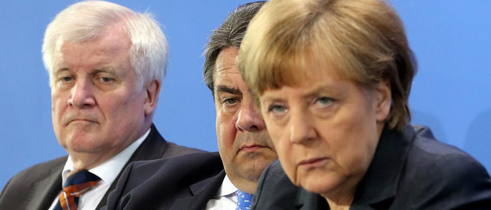 Ernste Gesichter zu einem ernsten Thema: Die Parteichefs Horst Seehofer (CSU), Sigmar Gabriel (SPD) und Angela Merkel (CDU) geben im Mai 2015 nach einem Spitzentreffen von Bund und Ländern zum Umgang mit der wachsenden Zahl von Flüchtlingen eine Pressekonferenz.
