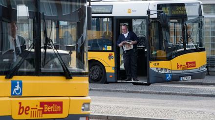 Ein Busfahrer der BVG auf dem BVG Bahnhof am Zoologischen Garten in Berlin
