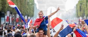 Fans der französischen Nationalmannschaft feiern auf den Champs Elysees den WM-Sieg. 