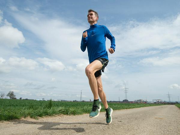 Der Marathon-Läufer Arne Gabius ist auf einer seiner Trainingsstrecken unterwegs. Hochleistungssportler müssen durch die Coronavirus-Pandemie auch beim Training vorsichtig sein.