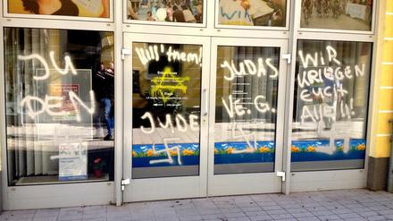 Hass auf Juden. Antisemitische Parolen an der Fassade des Redaktionsbüros der "Lausitzer Rundschau" im brandenburgischen Spremberg