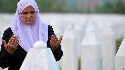 Die muslimische Bosnierin Hatidza Mehmedovic trauert nahe Srebrenica um ihren Mann und ihre beiden Söhne.