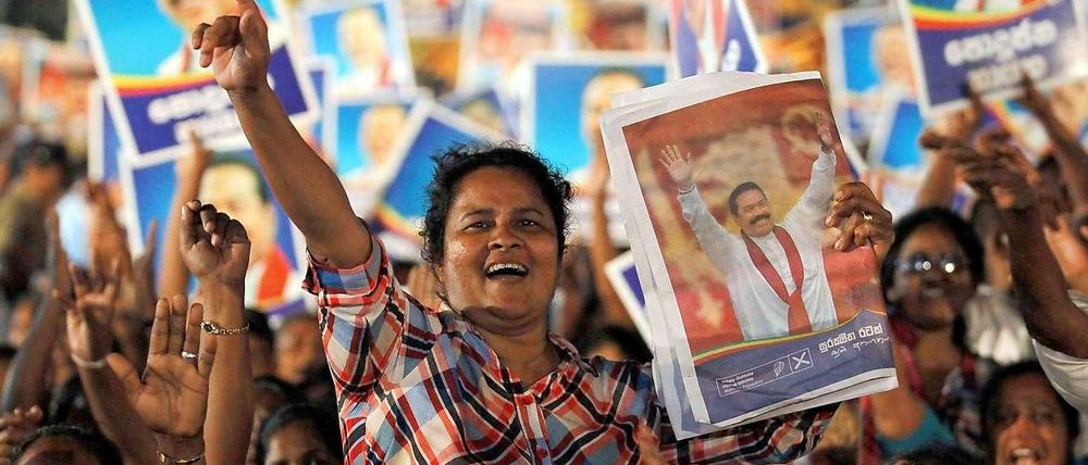 Wahlen in Sri Lanka: Anhänger jubeln Präsident Rajapaksa zu.