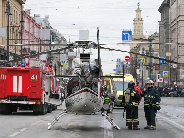 Krankenwagen, Feuerwehren und Rettungshubschrauber umlagern die Metrostation "Technologisches Institut".