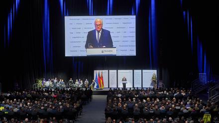 Bundespräsident Frank-Walter Steinmeier spricht beim Staatsakt des Landes Rheinland-Pfalz zum Gedenken der Opfer der Flutkatastrophe in der Ring-Arena am Nürburgring. 