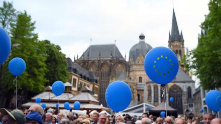 Europa hoch halten. Besucher beim Bürgerfest vor dem Aachener Dom. 