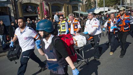 Rettungskräfte bergen eine israelische Polizistin in Jerusalem, die zuvor von Palästinensern mit einem Messer verletzt wurde. 