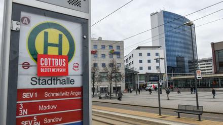 Brandenburg, Cottbus: Ein Aufkleber mit der Aufschrift "Cottbus bleibt Deutsch!" ist an einer Haltestelle vor der Stadthalle
