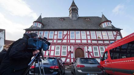 Ein Kameramann filmt das Rathaus in Homberg