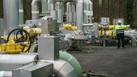 Ein Mitarbeiter der Stadtwerke Kiel führt im Gasspeicher der Stadtwerke Messungen durch.