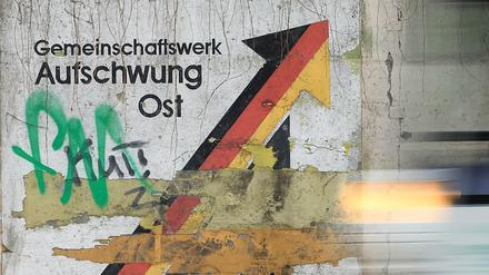 Schriftzug zum „Gemeinschaftswerk Aufschwung Ost“ in Magdeburg 