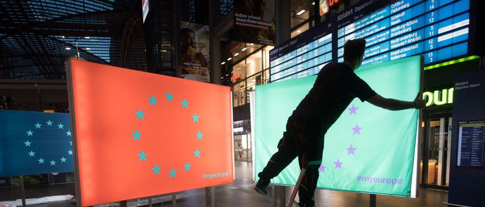 Kampagne zur Europawahl im Berliner Hauptbahnhof