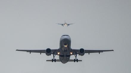 Ein Airbus 320 von Lufthansa hebt ab - das Unternehmen fliegt Südafrika derzeit fünf mal in der Woche direkt an.