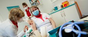 Eine Krankenschwester wird in einer Brandenburger Arztpraxis mit dem Corona-Impfstoff von AstraZeneca geimpft.
