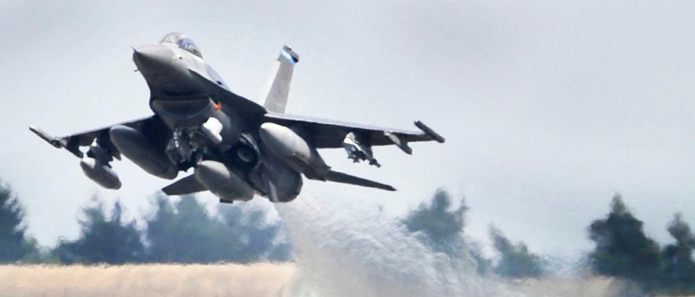 Ein US-Kampflugzeug vom Typ F-16 Falcon startet auf der Airbase Spangdahlem (Archivbild).