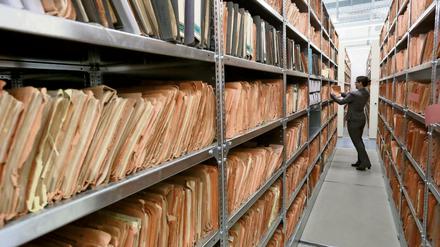 Eine Mitarbeiterin des Stasi-Museums im Stasi-Archiv zwischen Regalen mit bisher nicht erfassten Unterlagen. 