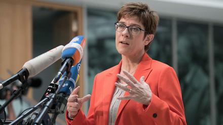 Bundesverteidigungsministerin und CDU-Chefin Annegret Kramp-Karrenbauer will Soldaten kostenlose Bahnfahrten ermöglichen. 