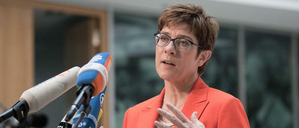 Bundesverteidigungsministerin und CDU-Chefin Annegret Kramp-Karrenbauer will Soldaten kostenlose Bahnfahrten ermöglichen. 