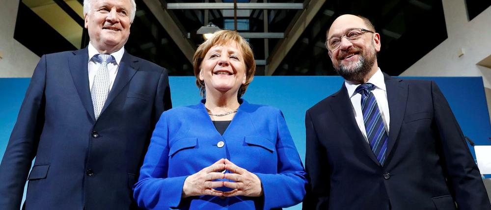 Erleichtert: Nach mehr als 24 Verhandlungen präsentieren Horst Seehofer (CSU), Angela Merkel (SPD) und Martin Schulz (SPD) das Sondierungsergebnis.