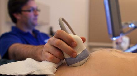 Ist das Baby behindert? Mit Ultraschall-Untersuchungen allein lässt sich das nicht herausfinden.