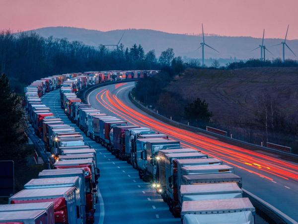 Bekanntes Bild. Auf der Autobahn zwischen Deutschland und Polen staut sich der Verkehr.