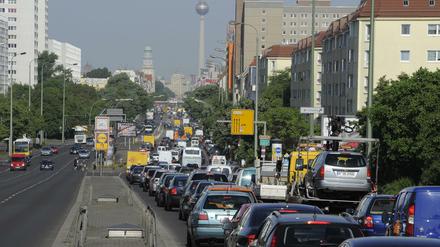 Pendler im morgendlichen Berufsverkehr in Berlin könnte die CO2-Steuer erheblich belasten.