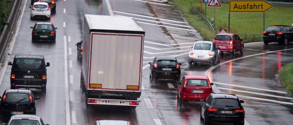Fahrzeuge auf der Autobahn 46 bei Wuppertal im Stau. Neue und bessere Straßen braucht das Land. Doch welche?