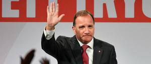 Der schwedische Ministerpräsident Stefan Löfven winkt nach der Parlamentswahl seinen Anhängern zu. 