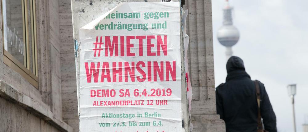 Mit einem Plakat auf der Karl-Marx-Allee wird zu einer Demonstration gegen steigende Mieten aufgerufen.