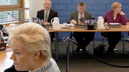 Vermeidungsstrategie. Erika Steinbach (vorn) und Angela Merkel am Montag in einer Sitzung des CDU-Vorstands in Berlin.