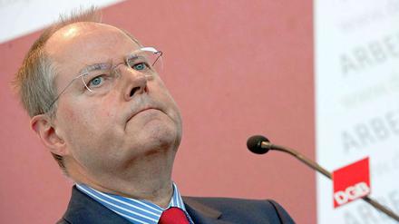 Der kürzlich gekürte Kanzlerkandidat Peer Steinbrück steht wegen seiner Nebeneinkünfte in der Kritik.