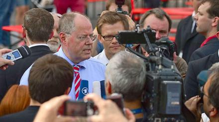 SPD-Kanzlerkandidat Peer Steinbrück zeigte sich empört über den Erpressungsversuch gegen ihn. Nach einer Wahlkampfveranstaltung in Erfurt (Thüringen) äußerte er sich zum Fall.