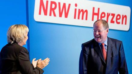 Peer Steinbrück auf dem Landesparteitag der NRW-SPD zusammen mit Ministerpräsidentin Hannelore Kraft.