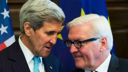 Der amerikanische Außenminister John Kerry und sein deutscher Kollege Frank-Walter Steinmeier (SPD) würden die Verhandlungen über eine politische Lösung des Syrien-Konflikts gerne wieder in Gang bringen. Das Foto zeigt die beiden Minister zu Beginn ihres Treffens in der Villa Borsig in Berlin. 