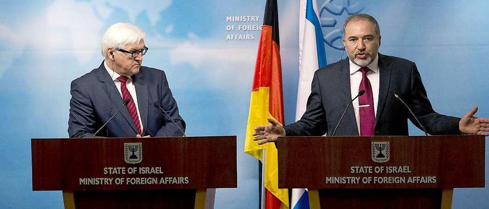 Der israelische Außenminister Avigdor Lieberman (r.) bleibt in den Gesprächen mit seinem deutschen Kollegen Frank-Walter Steinmeier in der Siedlunsgfrage hartnäckig.