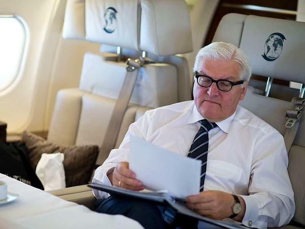 Außenminister Frank-Walter Steinmeier im Flugzeug auf dem Weg nach Kiew