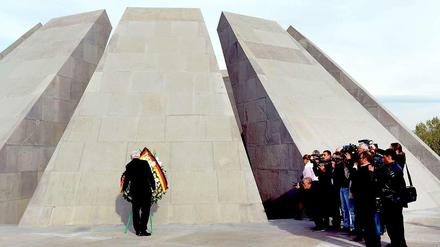 Außenminister Frank Walter Steinmeier (SPD) legt im Oktober 2014 einen Kranz an der armenischen Völkermord-Gedenkstätte Tsitsernakaberd ab.