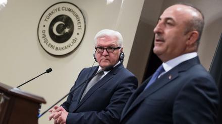 Heftiges Wortgefecht: Bundesaußenminister Frank-Walter Steinmeier (links) und der türkische Außenminister Mevlüt Cavusoglu