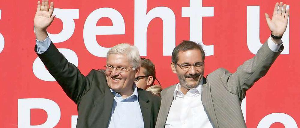 Parteifreunde. Der Vorsitzende der SPD-Bundestagsfraktion Frank-Walter Steinmeier und Brandenburgs Ministerpräsident Matthias Platzeck.