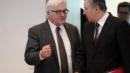 Frank-Walter Steinmeier (l.) und Klaus Wowereit vor Beginn einer Präsidiumssitzung der SPD.
