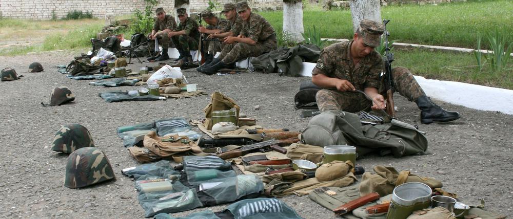 Jederzeit kampfbereit. Der Konflikt um Berg-Karabach - hier Soldaten in der Hauptstadt Stepanakert beim Waffenputzen (Archivbild) - schwelt seit Jahrzehnten.