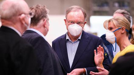 Ministerpräsident Stephan Weil bei der Besichtigung eines Corona-Notfallkrankenhauses auf dem Messegelände Hannover. 