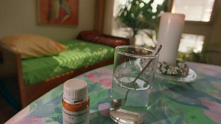 Henkerstrunk. Das Betäubungsmittel Natrium-Pentobarbital und ein Glas Wasser in einem Zimmer der Zürcher Dignitas.