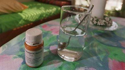 Das Betäubungsmittel Natrium-Pentobarbital und ein Glas Wasser