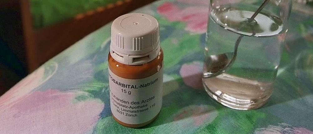 Das Betäubungsmittel Natrium-Pentobarbital und ein Glas Wasser