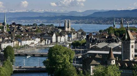 Blick auf Zürich und die Limmat, sowie den Zürichsee. Zürich gilt als Bankenzentrum der Schweiz. Landet auch deutsche Entwicklungshilfe dort? 