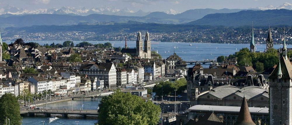 Blick auf Zürich und die Limmat, sowie den Zürichsee. Zürich gilt als Bankenzentrum der Schweiz. Landet auch deutsche Entwicklungshilfe dort? 